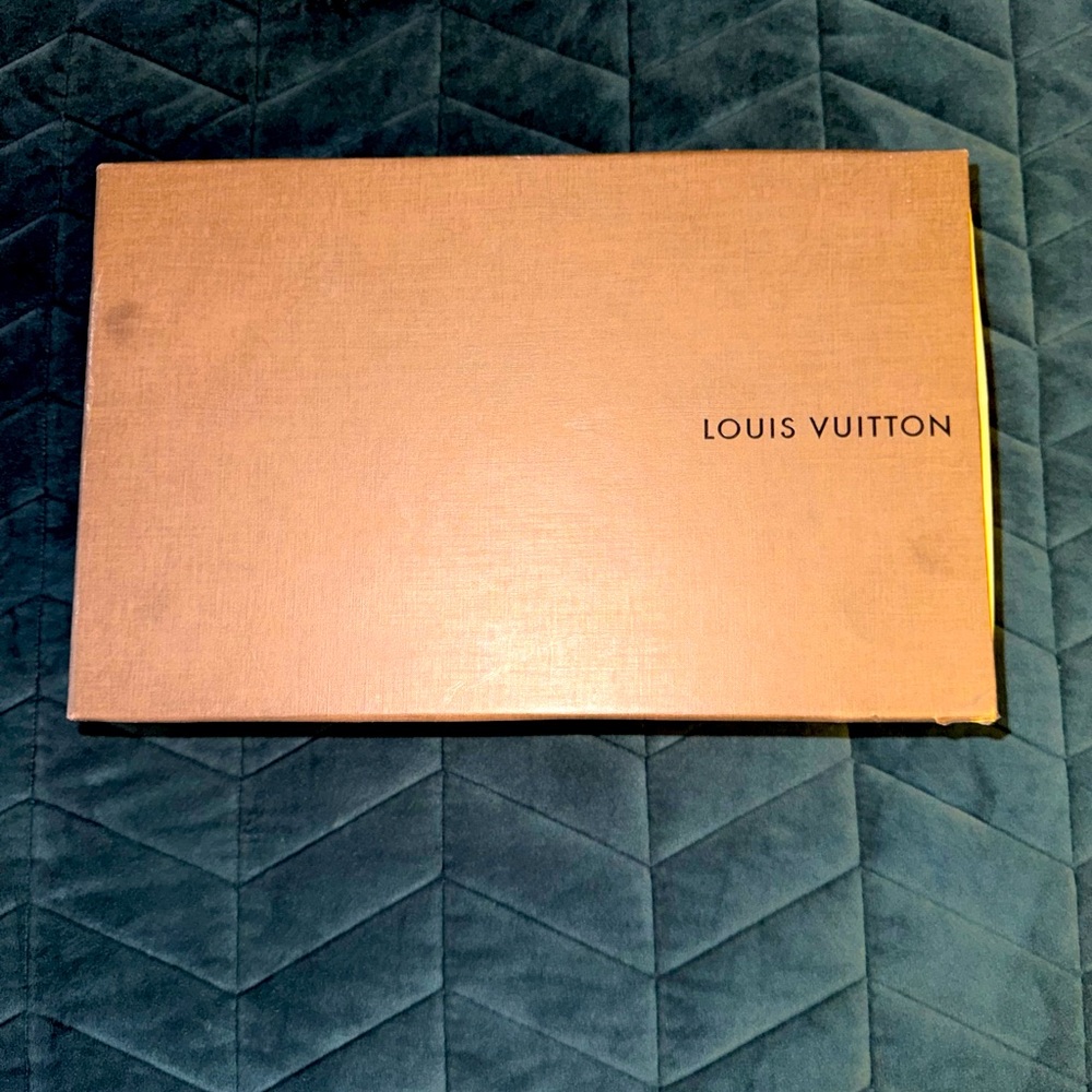 Louis Vuitton Loaders brand new worn once still has tag and are worth over 1100$